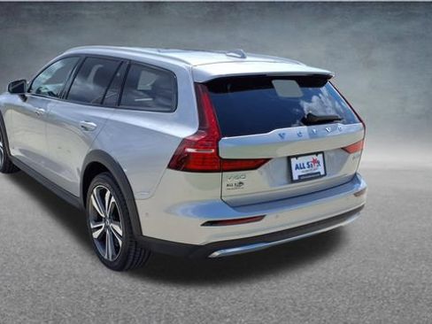 Used 2025 Volvo V60 B5 Cross Country Plus AWD/4WD image 5