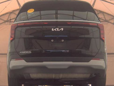 Used 2025 Kia Carnival FWD image 6