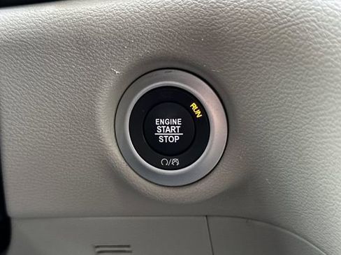 Certified 2024 Chrysler Pacifica Touring-L image 23