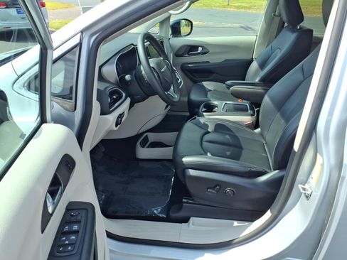 Used 2024 Chrysler Pacifica Touring-L FWD image 10