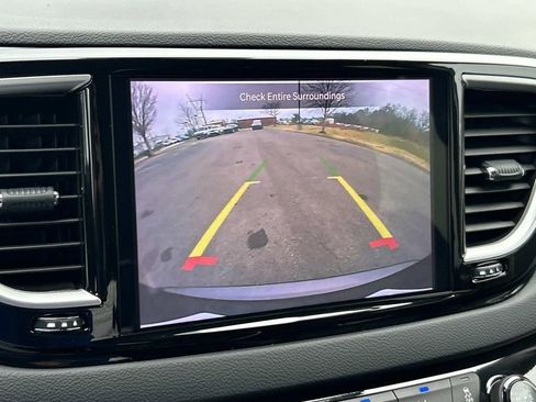 Used 2023 Chrysler Pacifica Touring-L image 28