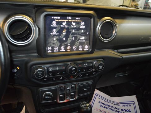 Used 2018 Jeep Wrangler Unlimited Sahara image 19