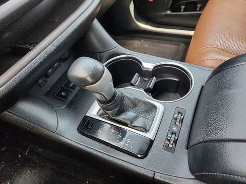 Used 2018 Toyota Highlander Limited FWD image 25