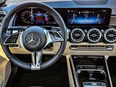 New 2026 Mercedes-Benz GLB 250 4MATIC image 32