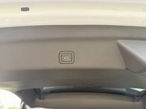 Used 2026 Chevrolet Suburban High Country AWD/4WD image 8
