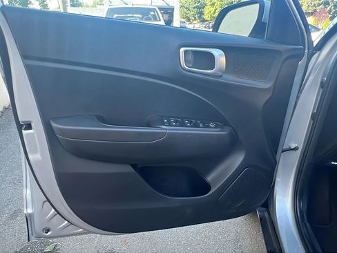 Used 2022 Hyundai Venue SE image 23