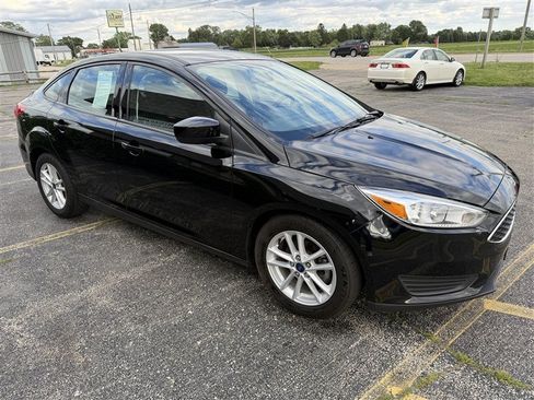 Used 2018 Ford Focus SE FWD image 3