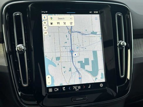 Used 2025 Volvo XC40 B5 Core w/ Climate Package image 27