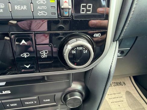 Used 2023 Lexus GX 460 Luxury w/ Accessory Package AWD/4WD image 36