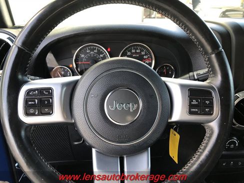 Used 2016 Jeep Wrangler Rubicon AWD/4WD image 13