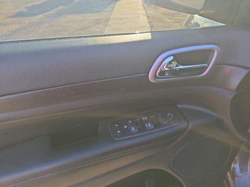 Used 2018 Jeep Grand Cherokee Altitude RWD image 11