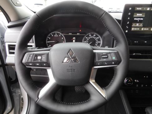 New 2026 Mitsubishi Outlander SE image 27