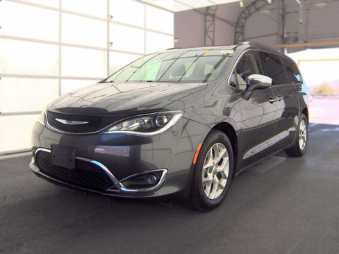 Used 2020 Chrysler Pacifica Limited FWD image 2