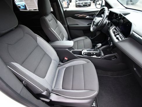 Used 2024 Chevrolet TrailBlazer LT w/ LT Cold Weather Package FWD image 19
