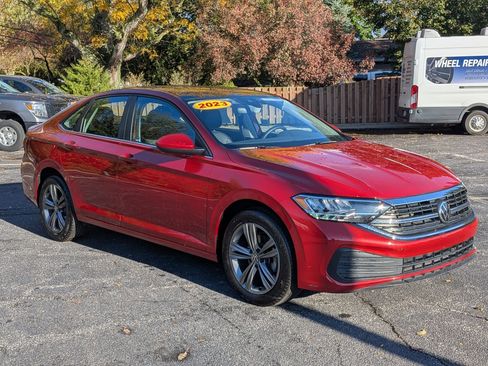 Used 2023 Volkswagen Jetta SE w/ Panoramic Sunroof Package image 3
