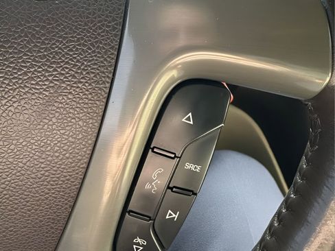 Used 2011 GMC Yukon XL Denali image 30