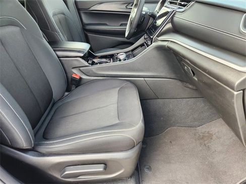 Used 2023 Jeep Grand Cherokee L Laredo image 16