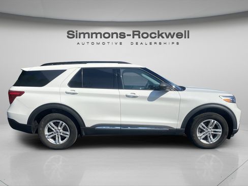 Used 2022 Ford Explorer XLT image 4