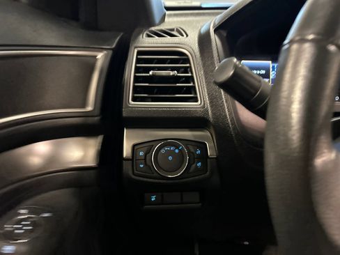 Used 2018 Ford Explorer XLT w/ Equipment Group 202A AWD/4WD image 18