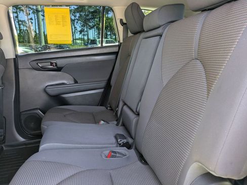 Used 2022 Toyota Highlander LE image 15