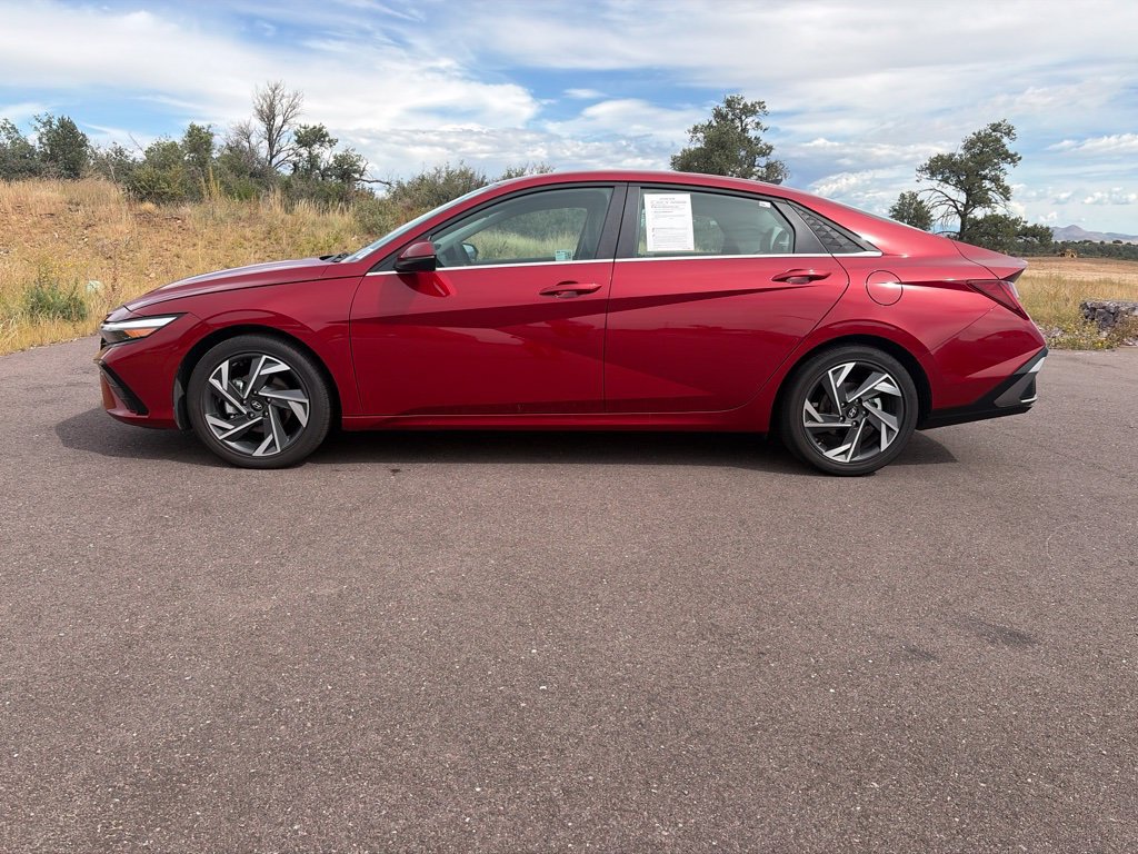 Certified 2025 Hyundai Elantra Limited FWD image 8
