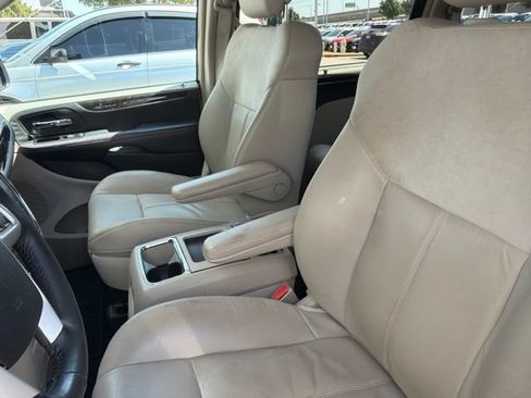 Used 2014 Chrysler Town & Country Limited w/ Luxury Group FWD image 5