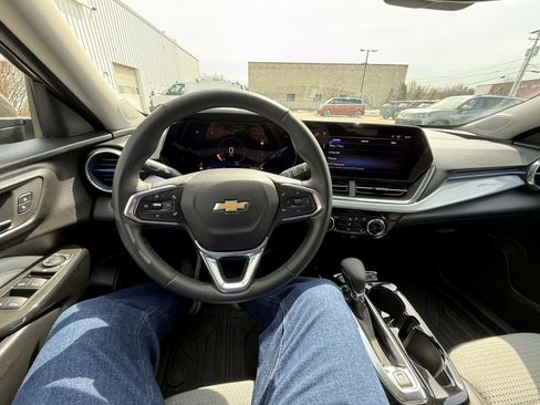 Used 2024 Chevrolet Trax LT w/ LT Convenience Package image 12