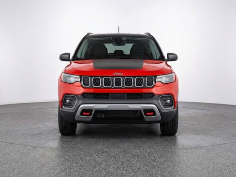Used 2025 Jeep Compass Trailhawk image 2