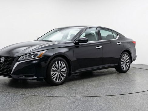 Used 2025 Nissan Altima 2.5 SV image 3