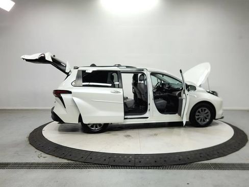 Used 2021 Toyota Sienna XLE FWD image 17