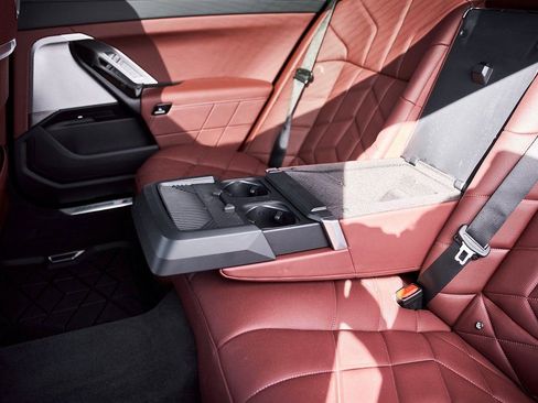 Used 2025 BMW 760i xDrive w/ Premium Package image 53