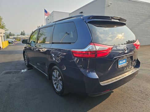 Used 2020 Toyota Sienna XLE w/ XLE Navigation Package AWD/4WD image 5