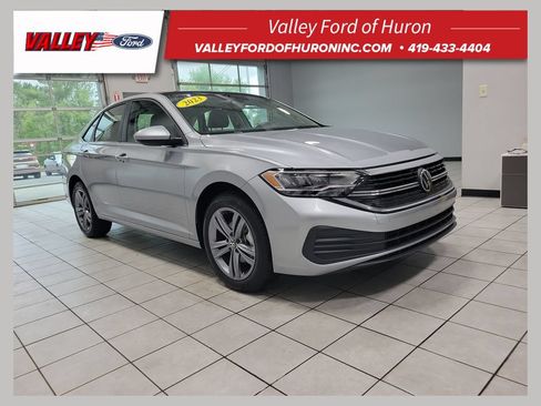 Used 2023 Volkswagen Jetta SE w/ Panoramic Sunroof Package FWD image 1