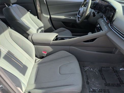 Used 2025 Hyundai Elantra SEL FWD image 31