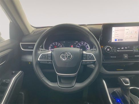 Used 2023 Toyota Highlander XLE image 12