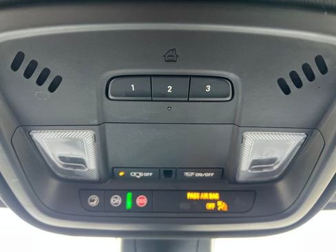 Used 2022 Chevrolet Traverse LT image 35