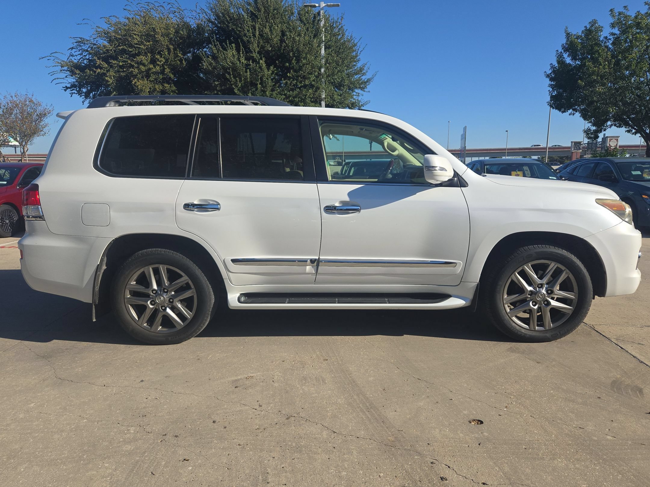 Used 2013 Lexus LX 570 4WD w/ Luxury Pkg image 2