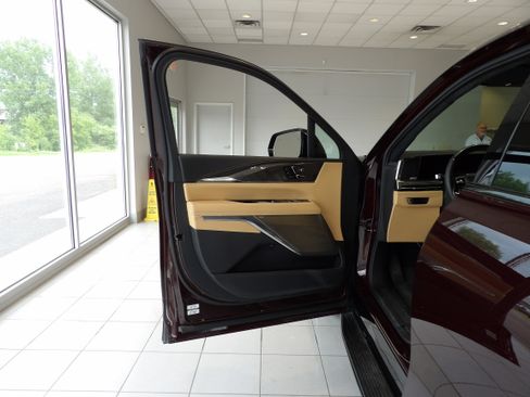 Used 2025 Cadillac Escalade IQ Luxury 2 AWD/4WD image 9
