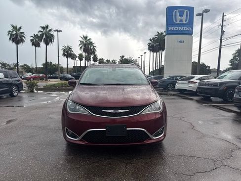 Used 2018 Chrysler Pacifica Touring-L w/ Tire & Wheel Group FWD image 9
