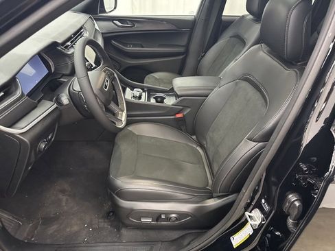 New 2025 Jeep Grand Cherokee Altitude image 4