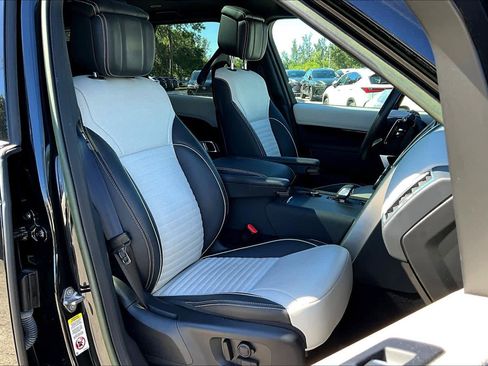 Used 2023 Land Rover Discovery Metropolitan Edition image 8