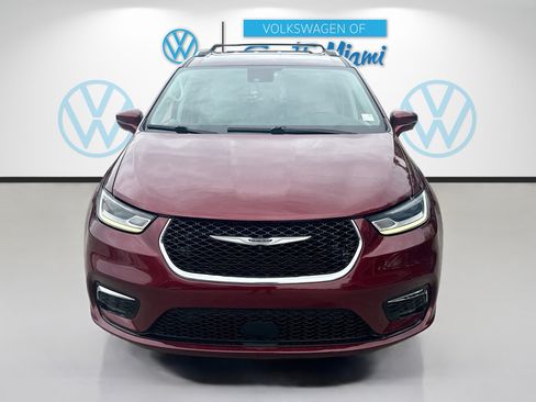 Used 2021 Chrysler Pacifica Touring-L w/ Premium & Safety Sphere Group FWD image 2