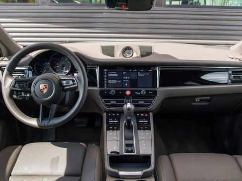 Used 2025 Porsche Macan AWD/4WD image 18