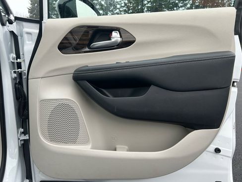 Used 2024 Chrysler Pacifica Limited image 25