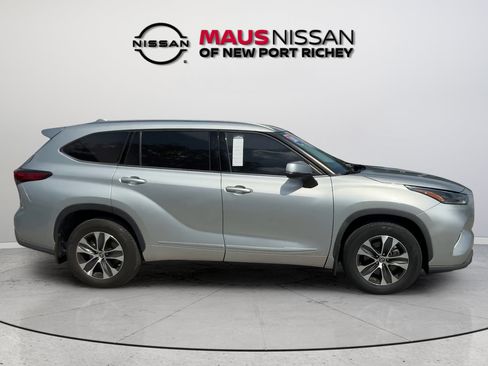 Used 2021 Toyota Highlander XLE AWD/4WD image 18