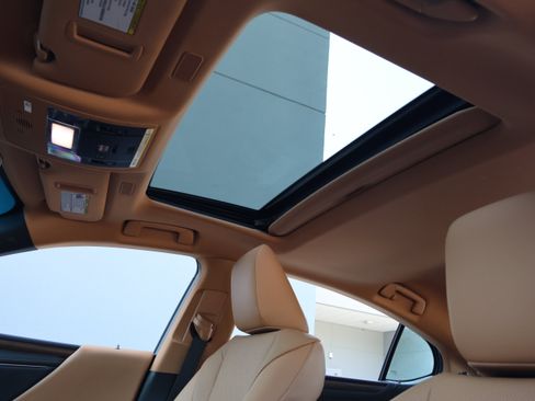 Used 2025 Lexus ES 300h w/ Premium Package FWD image 30