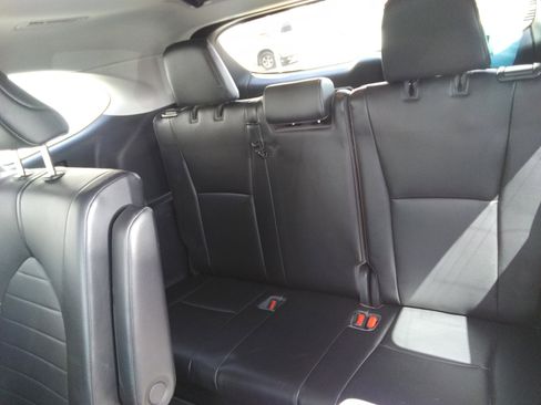 Used 2021 Toyota Highlander XLE AWD/4WD image 9