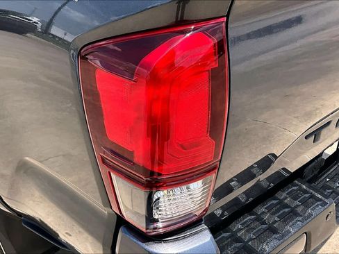Used 2019 Toyota Tacoma TRD Sport w/ TRD Premium Sport Package RWD image 29