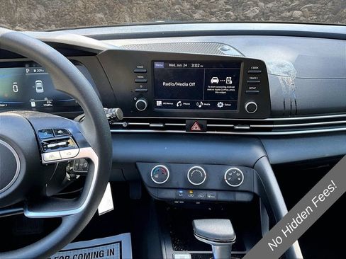 Used 2025 Hyundai Elantra SE FWD image 6