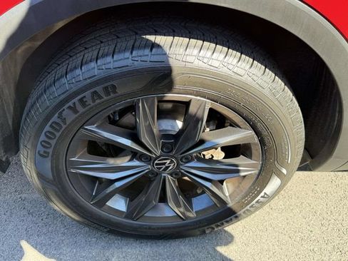 Certified 2022 Volkswagen Tiguan SE w/ Panoramic Sunroof Package AWD/4WD image 9